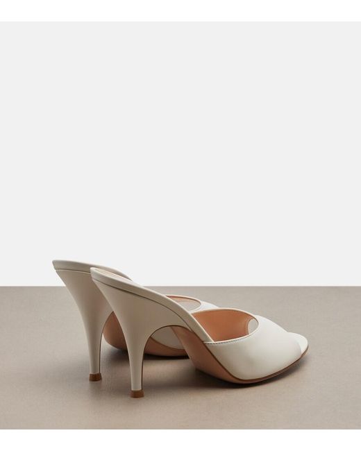 Mules Sofia di Gianvito Rossi in Natural