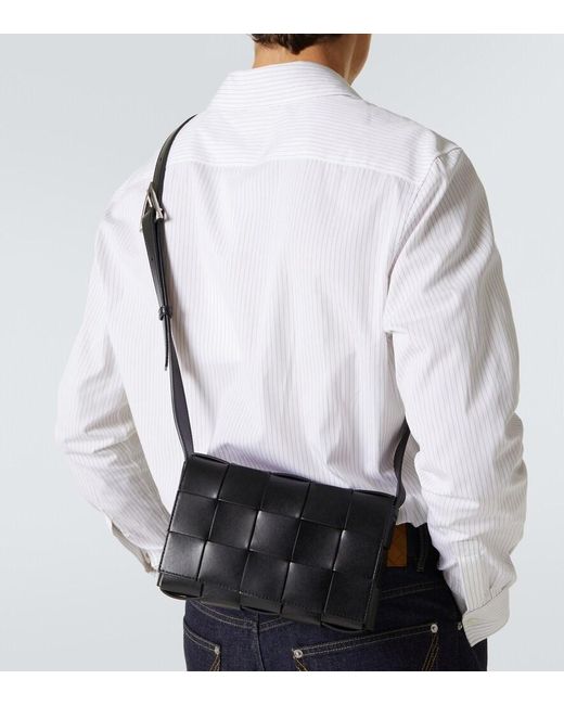 Sac A Bandouliere Cassette En Cuir Intreccio Bottega Veneta pour homme en coloris Black