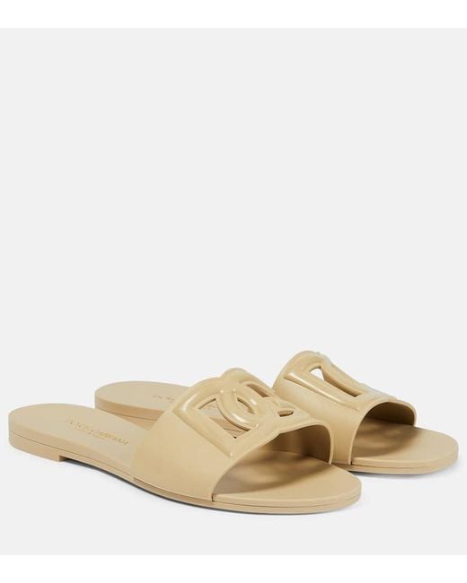 【DOLCE & GABBANA】DGカットアウトラバースライドサンダル DG cutout rubber slides in white - Dolce Gabbana | Mytheresa