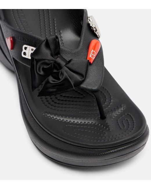 BALENCIAGA x Crocs サンダル Jibbitz platform thong 1067032 Balenciaga X Crocs Jibbitz Platform Thong Sandals in Black
