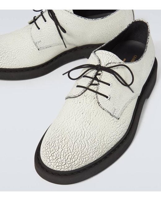 Zapatos derby de piel craquelada Common Projects de hombre de color White