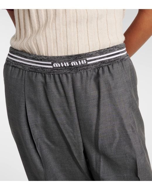 Pantalon a taille basse en laine Miu Miu en coloris Gray