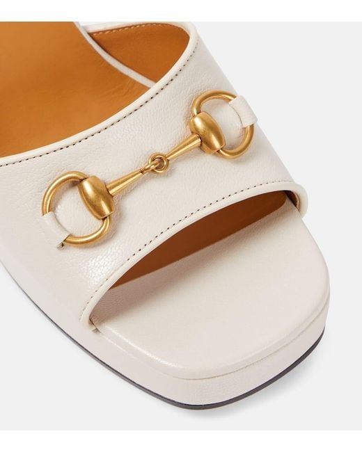 Sandalias de piel con Horsebit Gucci de color Metallic