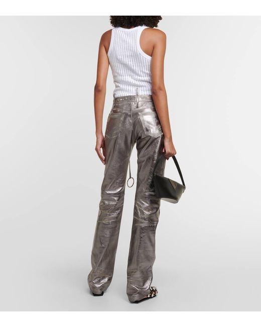 Pantalones rectos de piel metalizada The Attico de color Gray