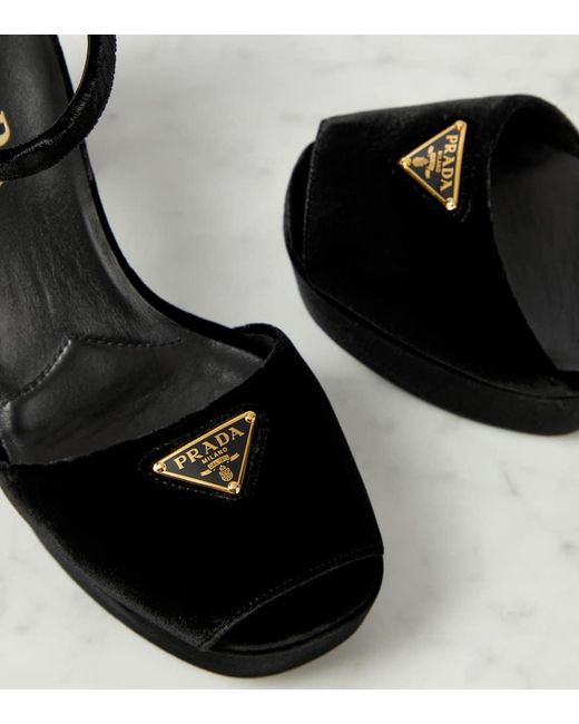 Sandalias con plataforma de terciopelo Prada de color Black