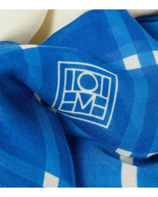 Foulard imprime en laine et soie Totême  en coloris Blue