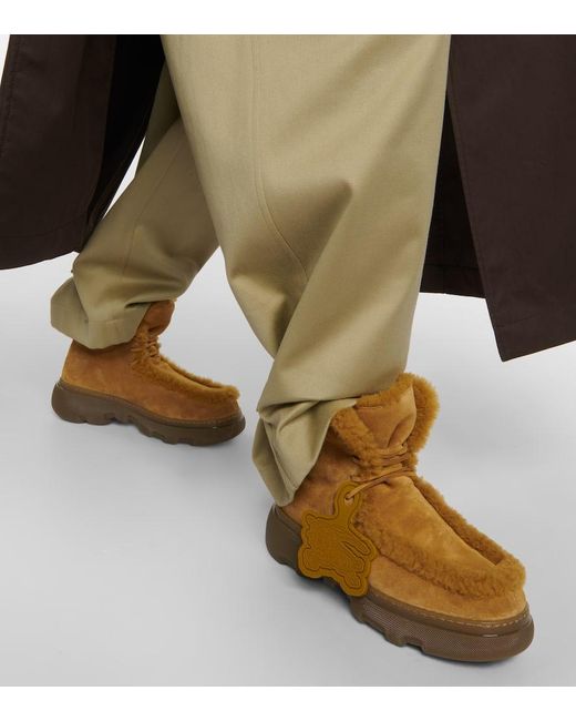 Burberry Yellow Stiefel Chugga aus Veloursleder