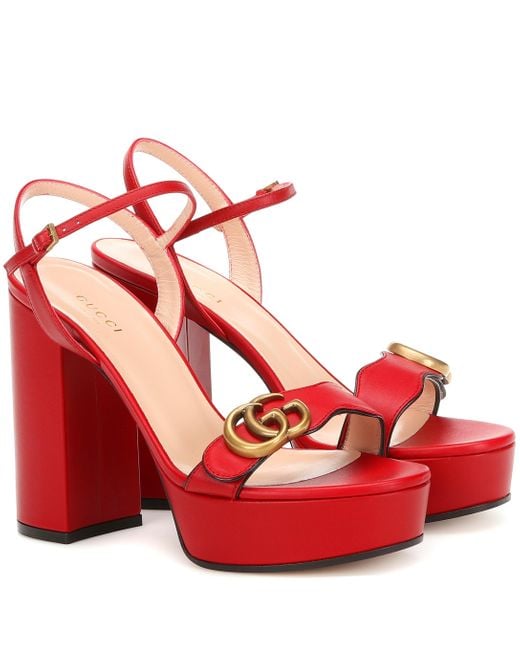 Sandalo con plateau e Doppia G di Gucci in Red