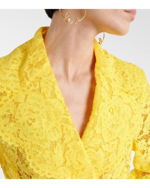 Trench in pizzo cordonetto floreale logato di Dolce & Gabbana in Yellow