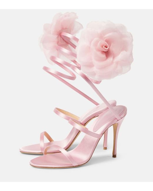 Sandalias de saten con apliques florales Magda Butrym de color Pink