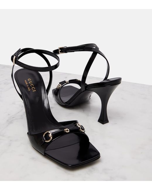 Sandalias Selene De Charol Con Horsebit Gucci de color Black