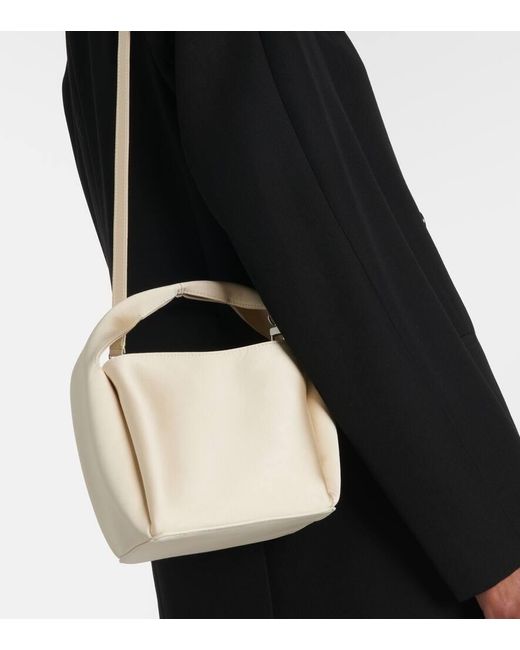 Totême  White Bucket-Bag Petite Aus Satin