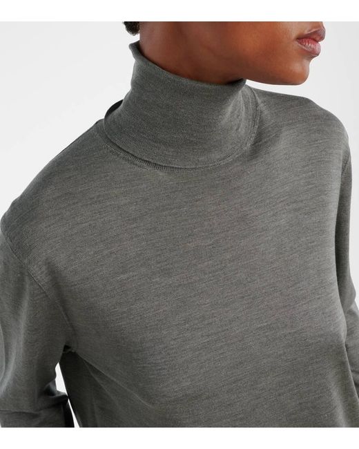 Top Liwen A Col Roule En Soie The Row en coloris Gray