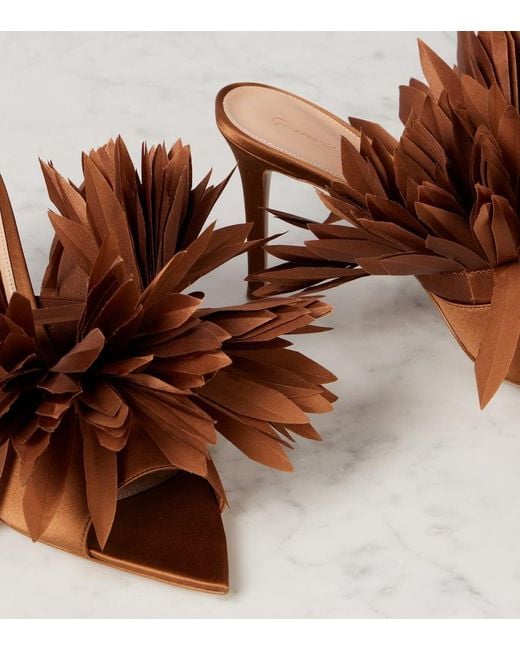 Mules Daniah 85 En Crepe De Satin Gianvito Rossi en coloris Brown