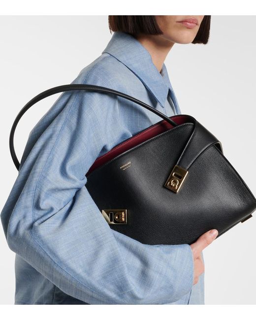 Borsa A Spalla Hug Soft Medium di Ferragamo in Black