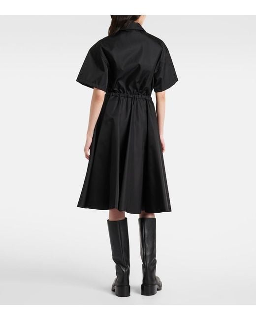 Vestido midi con logo triangular Prada de color Black