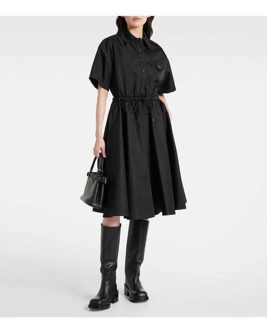 Vestido midi con logo triangular Prada de color Black