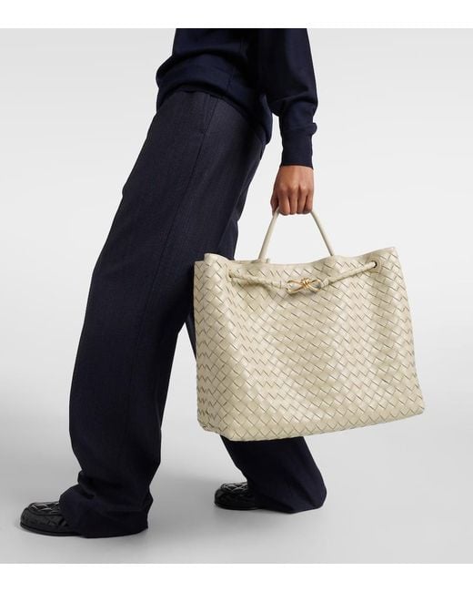 Borsa Andiamo Large di Bottega Veneta in Natural
