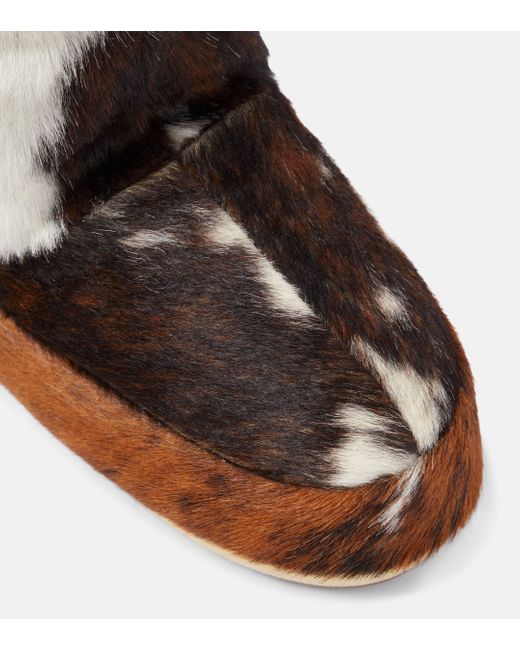 Icône de chaussure de lune bas après les bottes de ski dans la fourrure imprimée de vache Moon Boot en coloris Brown