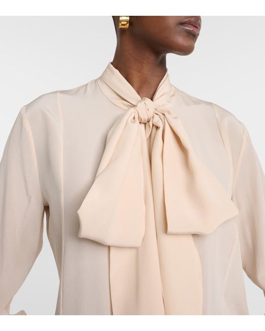 Blusa de crepe de seda con lazada Victoria Beckham de color Natural
