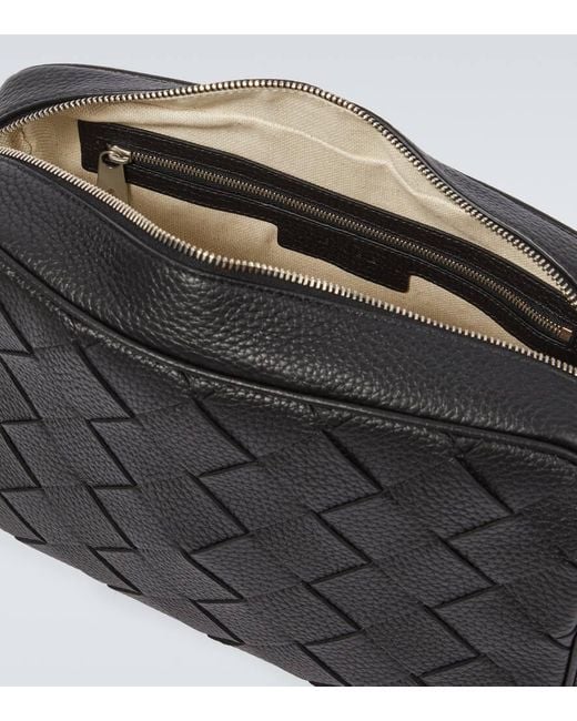 Bottega Veneta Crossbody Bag Intrecciato Aus Leder in Black für Herren