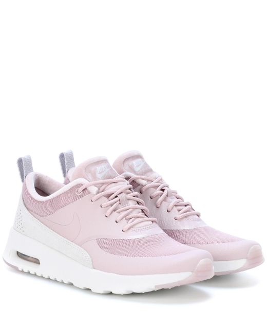 Nike Pink Sneakers Air Max Thea aus Leder und Samt