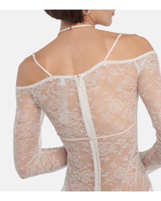 Vestido De Novia En Encaje Con Aberturas Nensi Dojaka de color White