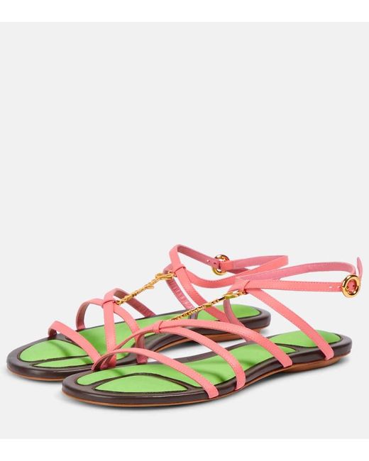 Jacquemus Multicolor Leder Sandalen mit Gold Logo Charme