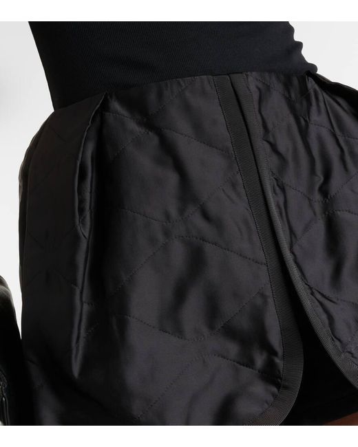Shorts de saten acolchados Sacai de color Black