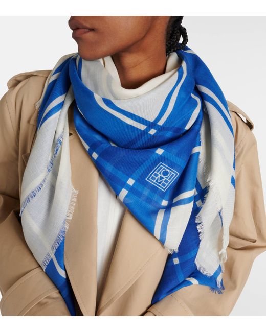 Foulard imprime en laine et soie Totême  en coloris Blue