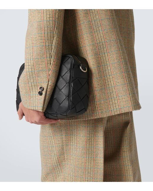 Bottega Veneta Crossbody Bag Intrecciato Aus Leder in Black für Herren