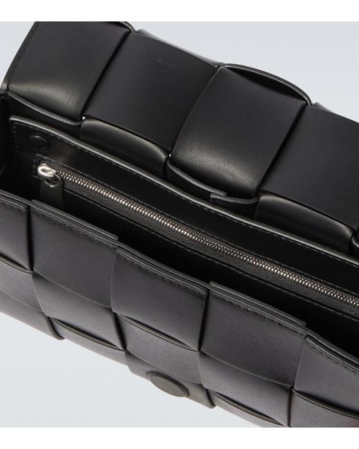 Sac A Bandouliere Cassette En Cuir Intreccio Bottega Veneta pour homme en coloris Black