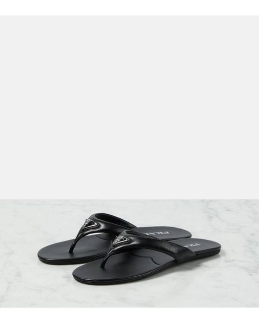 Sandalias de piel acolchada con logo Prada de color Black