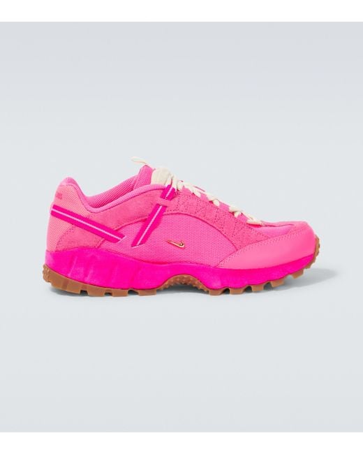 Mens pink best sale trainers nike