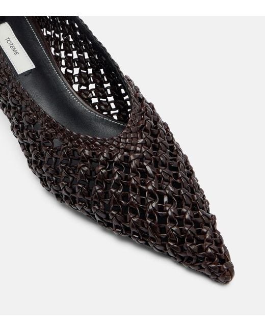 Pumps Sharp di Totême in Black