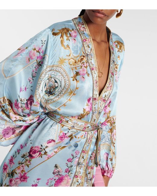 Kimono en satin de soie a fleurs Camilla en coloris Blue