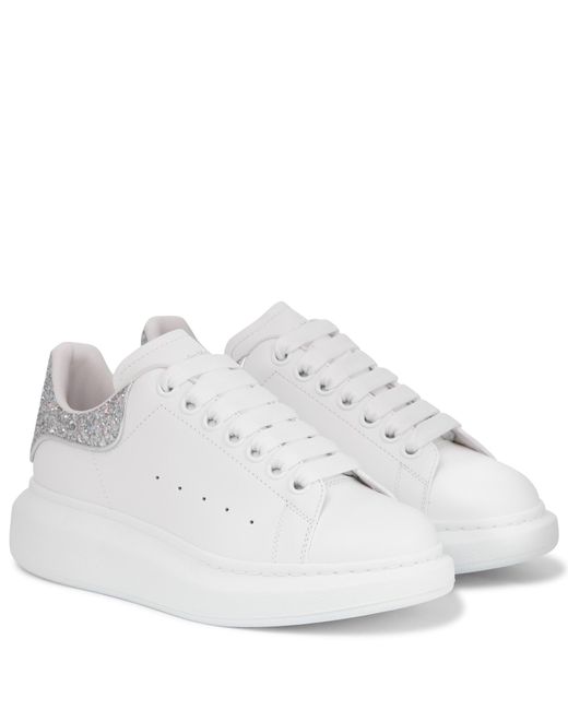 Sneakers in pelle con glitter di Alexander McQueen in White