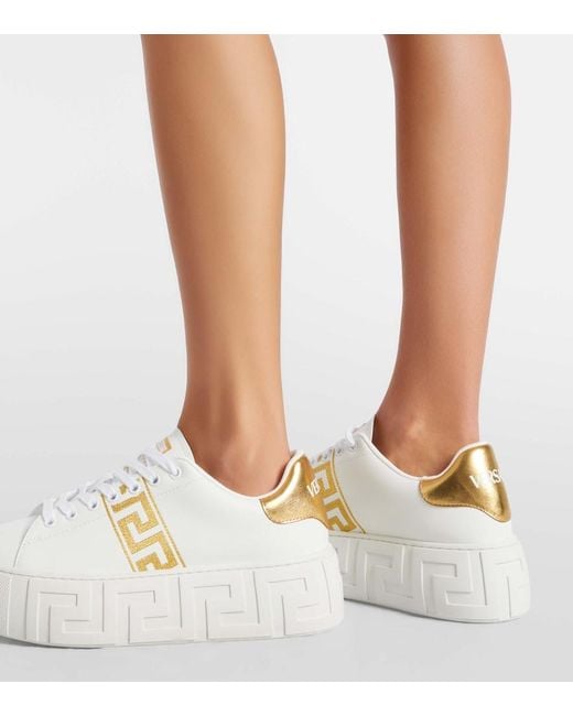 Zapatillas Greca Bordadas Versace de color White