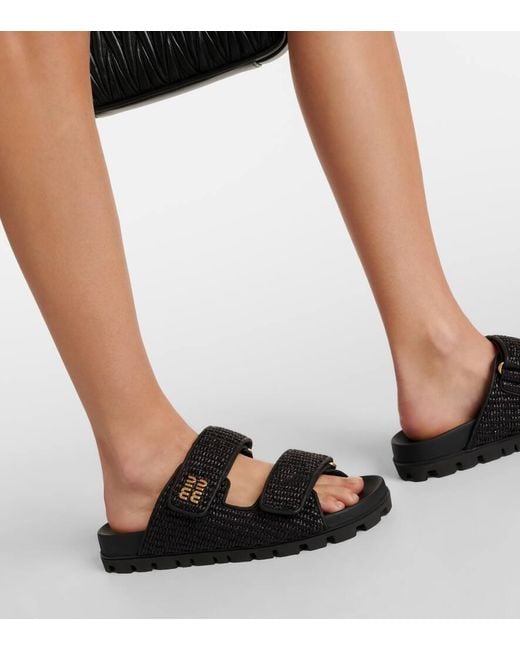 Sandalias de efecto rafia con logo Miu Miu de color Black