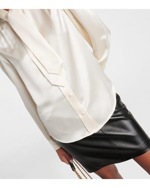 Blusa de saten de seda con lazada Saint Laurent de color White