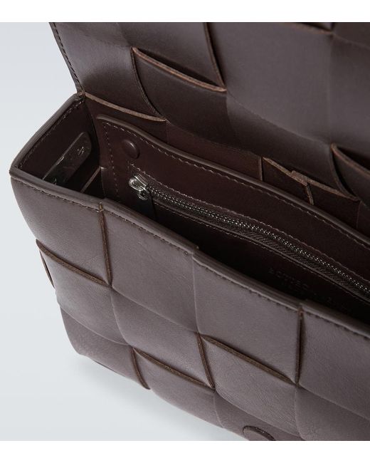 Bottega Veneta Messenger Bag Cassette Medium aus Leder in Black für Herren