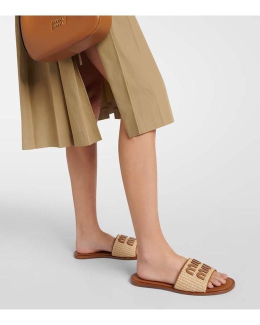 Sandalias de rafia con logo Miu Miu de color Brown