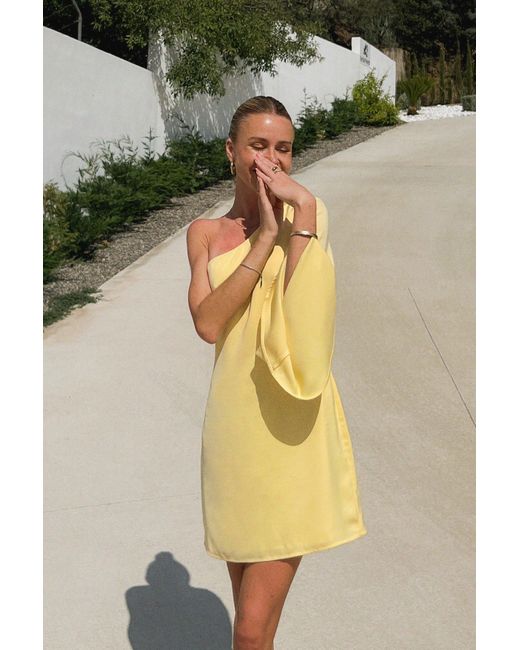 NA-KD Amanda MPN x Fließendes einseitig schulterfreies Kleid in Gelb | Lyst  CH