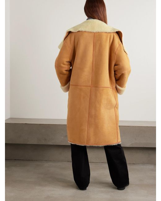 Manteau En Peau Lainée Totême  en coloris Natural