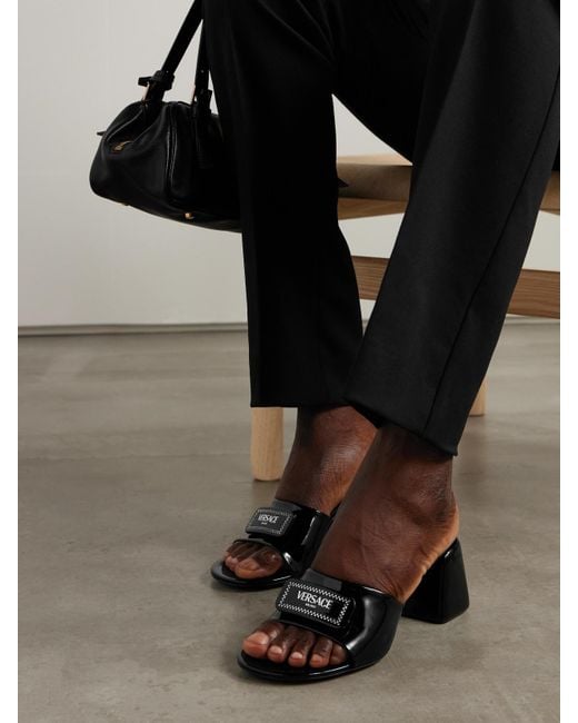 Versace Black Barret Mules Aus Lackleder Mit Verzierung