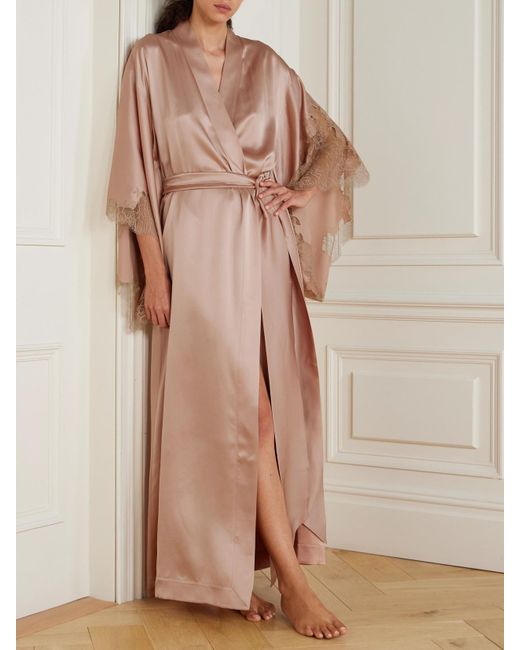 Carine Gilson Pink Morgenmantel Aus Seidensatin Mit Spitzeneinsätzen Und Bindegürtel