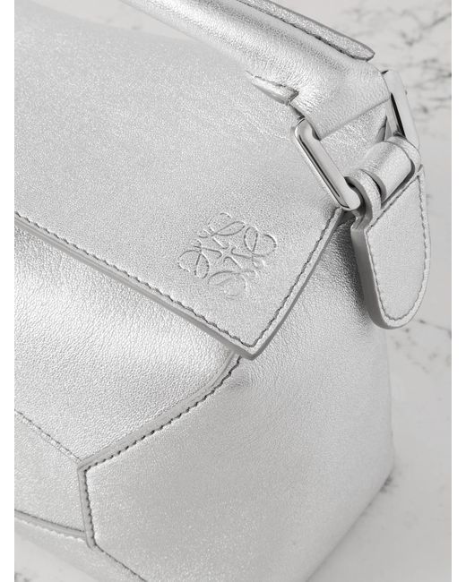 Sac Porté Épaule En Cuir Texturé Métallisé Puzzle Edge Mini Loewe en coloris Gray