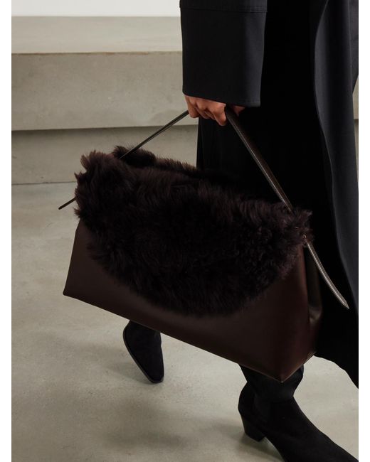 Totême  Black T-Lock Schultertasche Aus Shearling