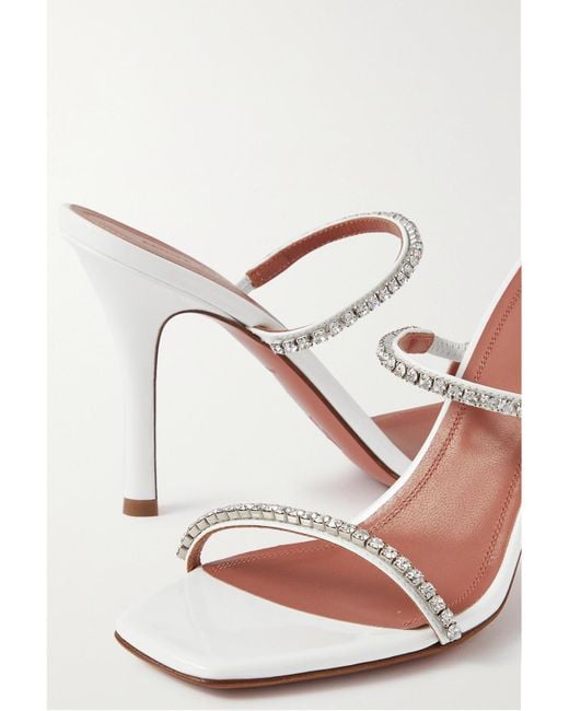 Mules En Cuir Verni À Cristaux Gilda AMINA MUADDI en coloris White