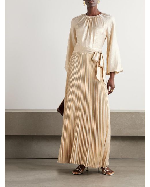 Jonathan Simkhai Natural Varenya Maxikleid Aus Metallic-Lamé Mit Plissee Und Bindegürtel